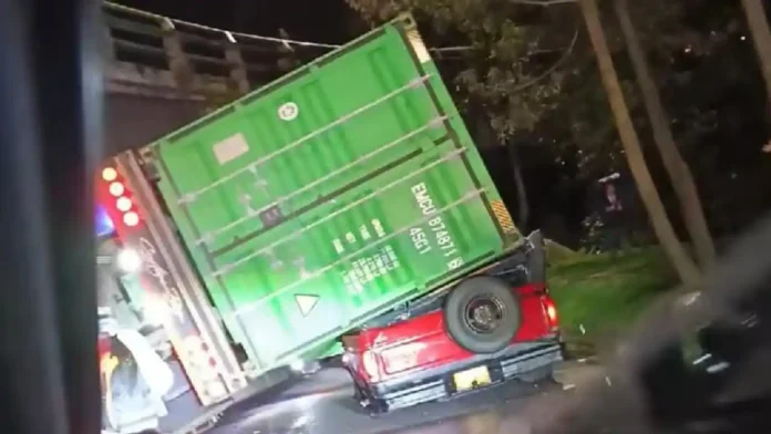 Impactante accidente en avenida Circunvalar: camión se volcó encima de camioneta