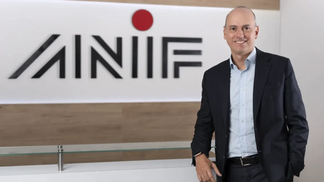 El incremento del salario mínimo en Colombia tendría un fuerte impacto fiscal, con mayores costos en pensiones, nómina pública y recaudo tributario.