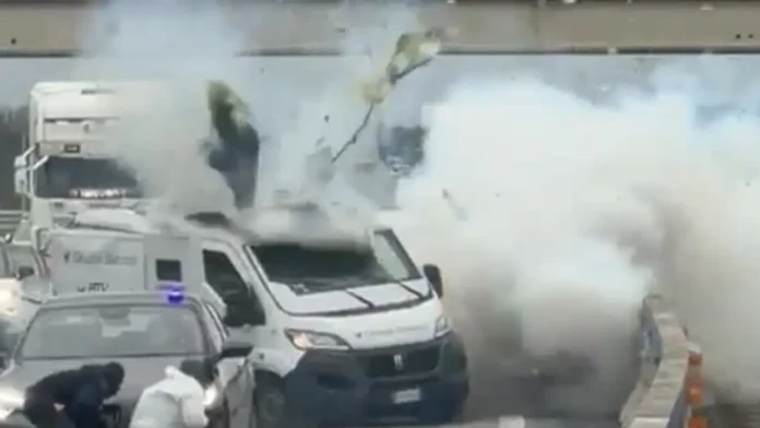 Video: asalto en Italia y ataque armado a furgón blindado como de película Video: asalto en Italia y ataque armado a furgón blindado como de película