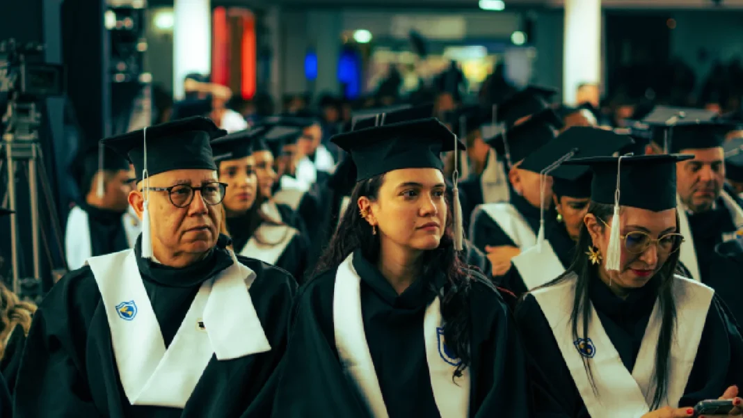 La Americana consolida su liderazgo nacional en Derecho con Alta Calidad en Barranquilla y Registro Calificado Único en Medellín