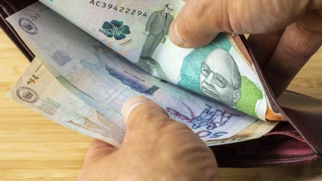 El aumento del salario mínimo en Colombia por encima del 23% reabre el debate sobre sus efectos en empleo, inflación y crecimiento económico en 2026.