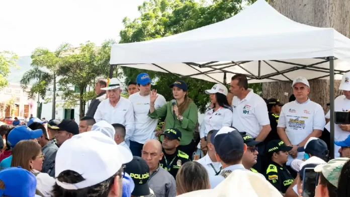 Campaña de Paloma Valencia expresa preocupación por mujer armada en evento político en Honda (1) Campaña de Paloma Valencia expresa preocupación por mujer armada en evento político en Honda