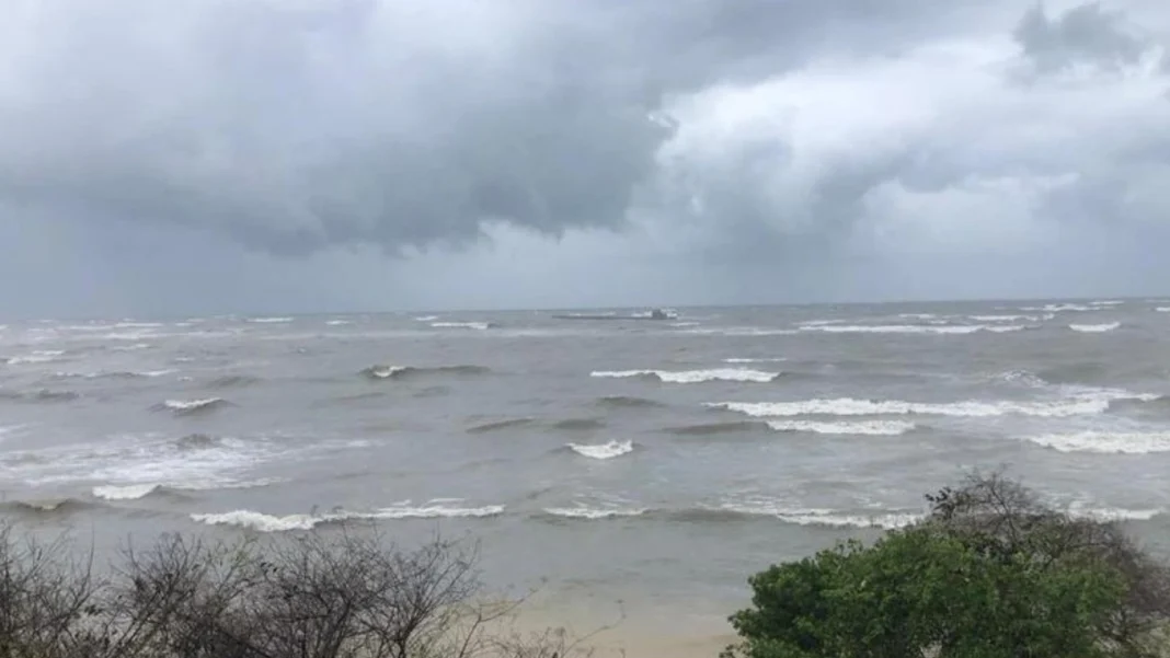 Impactantes videos del mar de leva en Cartagena: olas entre 3 y 4 metros