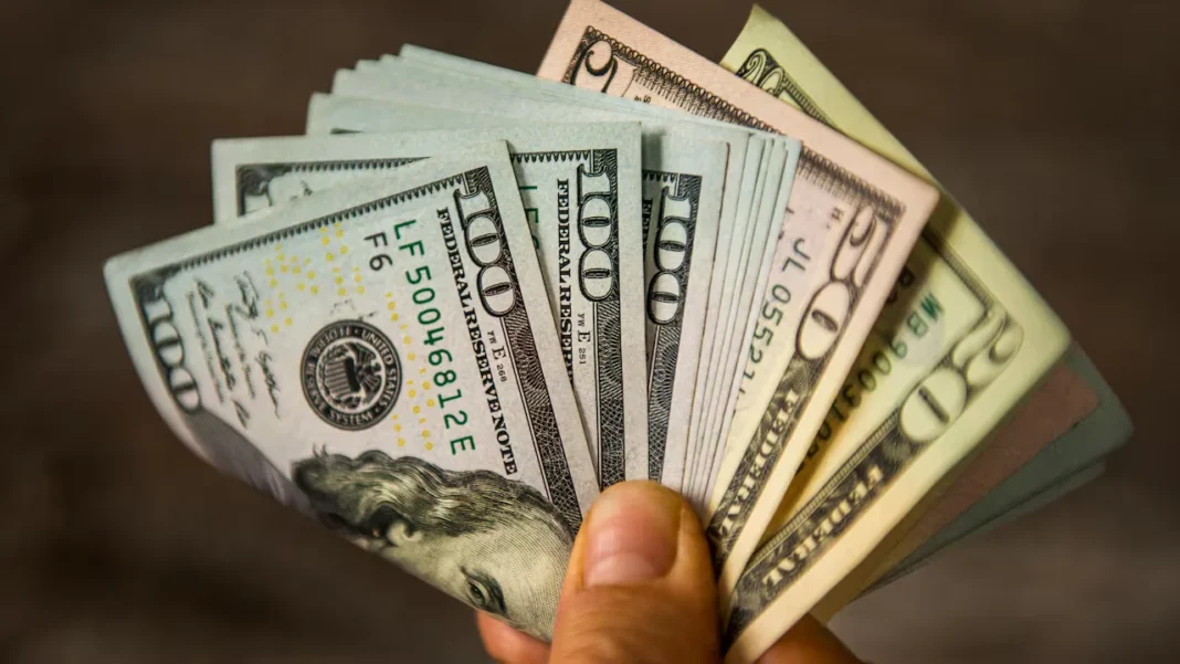 Dólar termina la semana en terreno negativo por señales de la economía de Estados Unidos