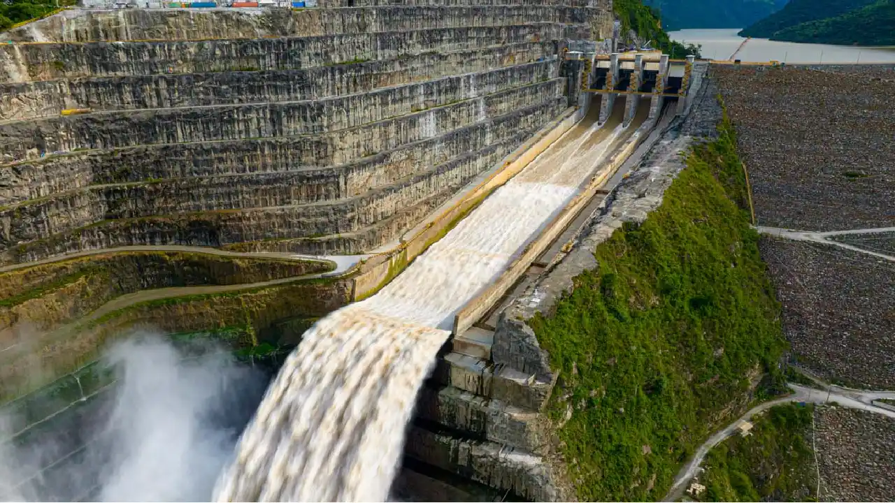 Embalses al tope, pero la energía sigue cara: las razones detrás del leve alivio en la tarifa