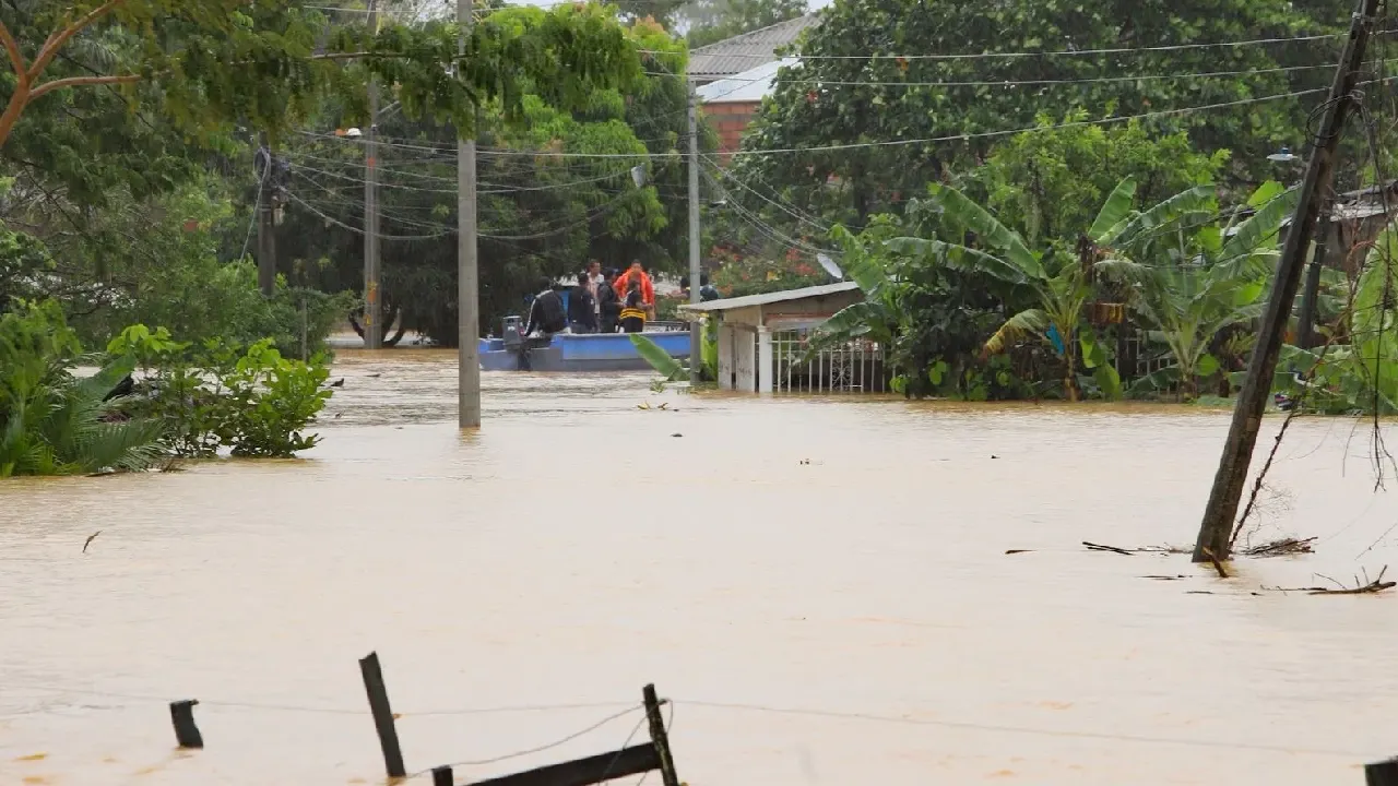 Gobernación Antioquia asigna millonarios recursos para atender emergencias por lluvias en Urabá