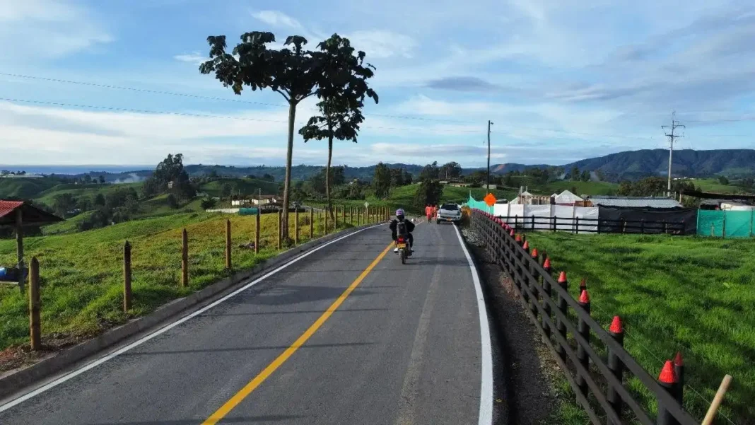 Gobernación de Antioquia pone en marcha obras de pavimentación en 29 corredores