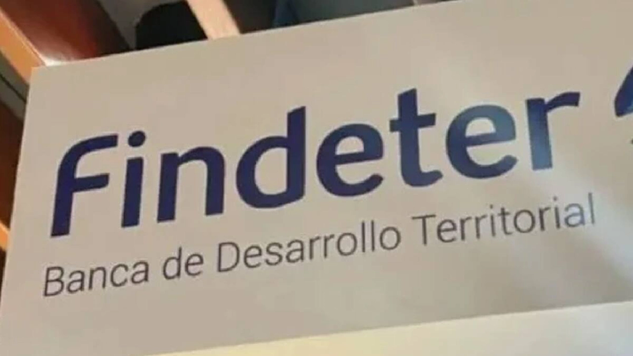 
Gobierno convoca a la banca para anunciar decreto de inversiones obligatorias
