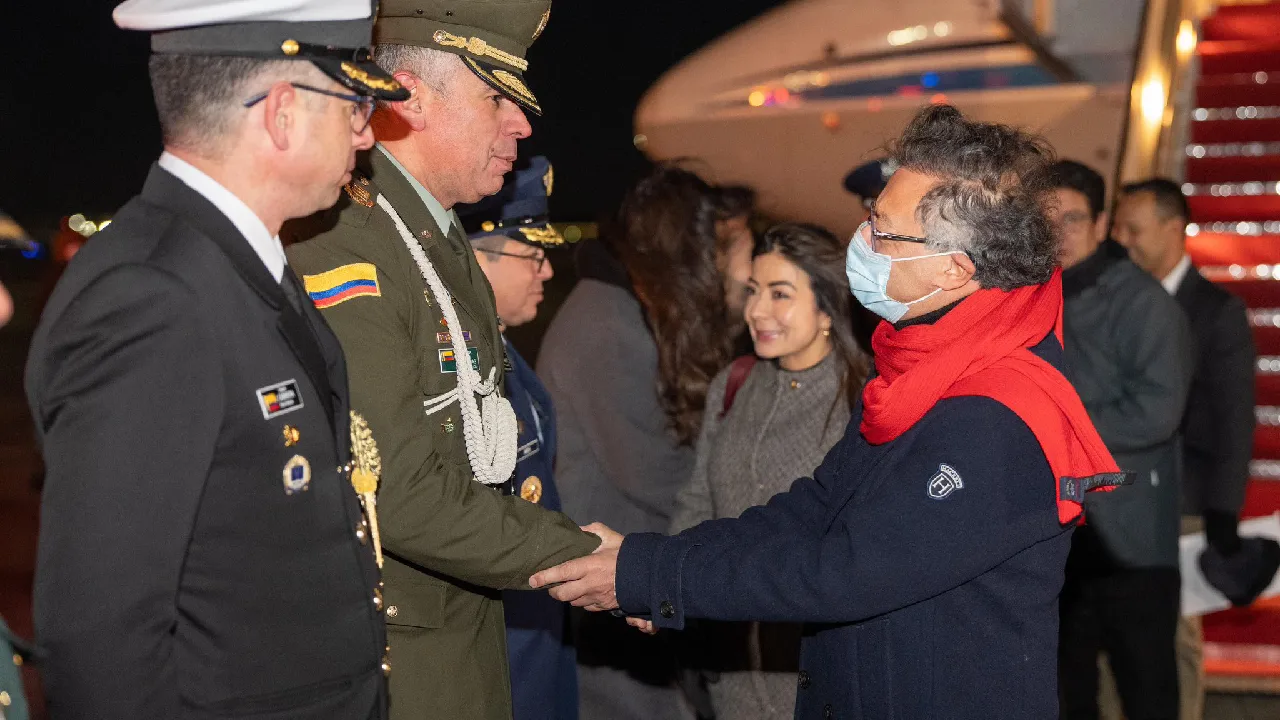 Las primeras fotos de Gustavo Petro llegando a Estados Unidos hoy 3 Las primeras fotos de Gustavo Petro llegando a Estados Unidos hoy