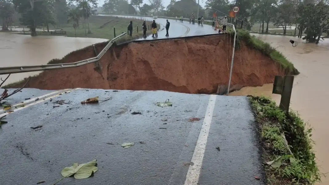 Puente en Antioquia se derrumbó por lluvias: no hay pasó entre Necoclí y San Juan de Urabá