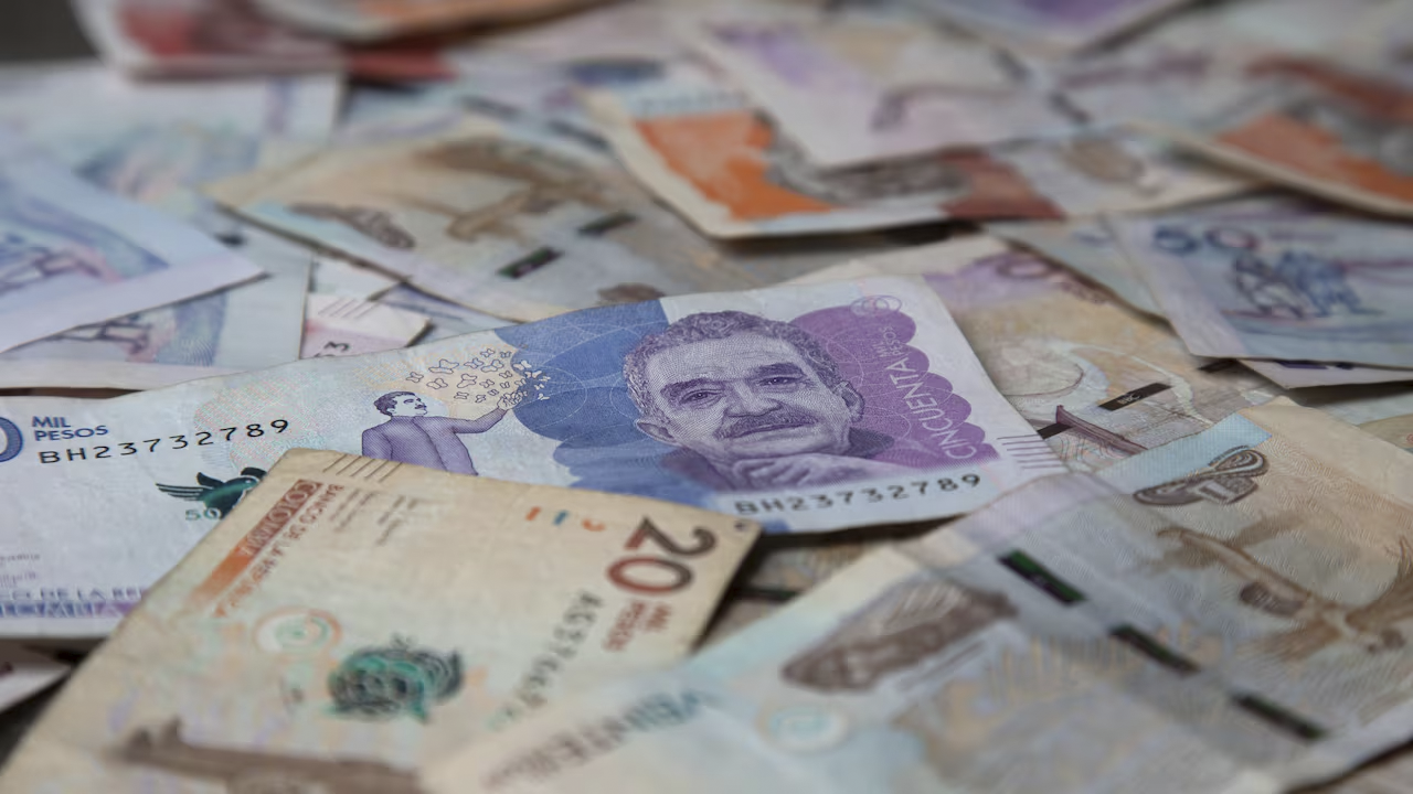 Subir el salario mínimo más del 23%: Pros y contras 1 Aumento del salario mínimo en Colombia: efectos económicos y sociales de un alza superior al 23%