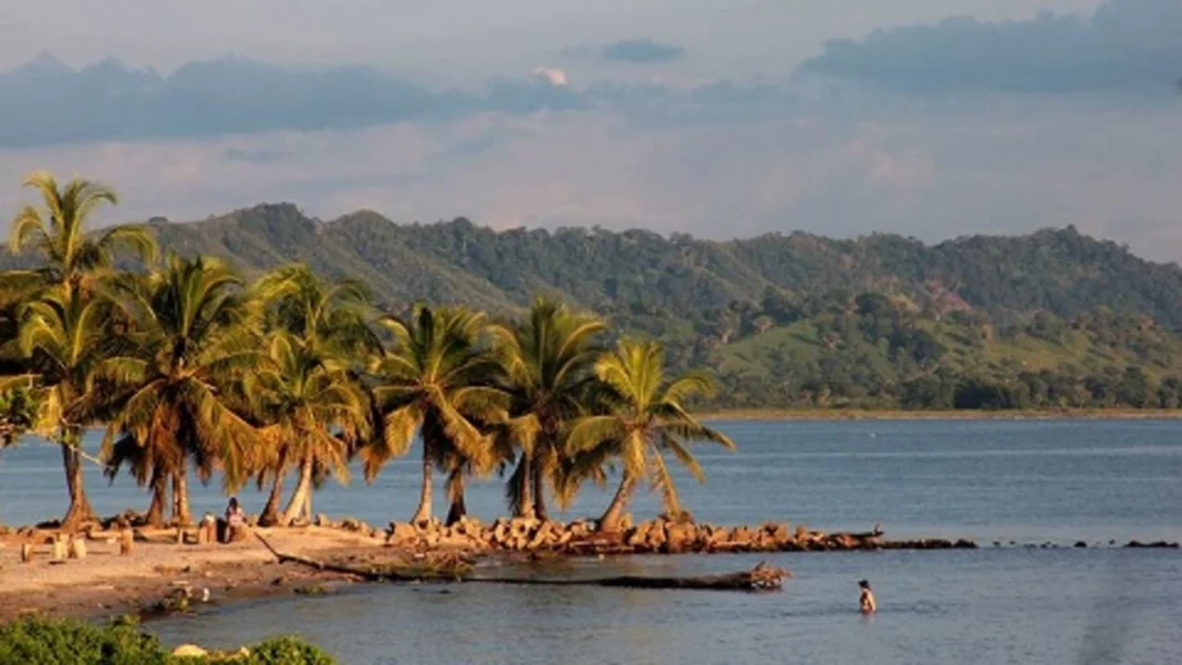 Sector turístico de Urabá enfrenta caída en reservas por fuerte ola invernal