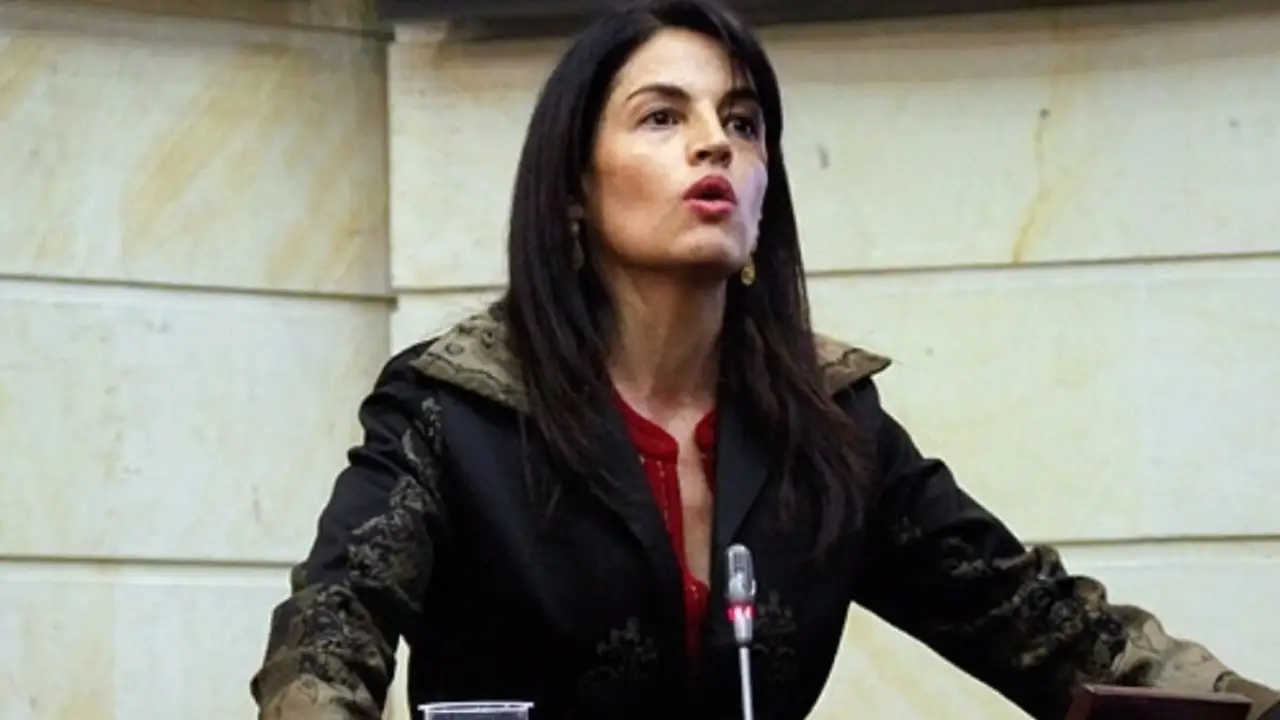Detalles de Sofía Gaviria, la "senadora" que se fue en contra de Ingrid Betancourt 1 Renuncia de Sofía Gaviria desata crisis en el Partido Oxígeno de Ingrid Betancourt