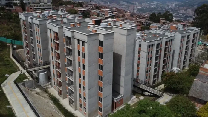 Vivienda en Colombia: ventas repuntan en 2025, pero la construcción sigue en caída y enciende alertas para 2026
