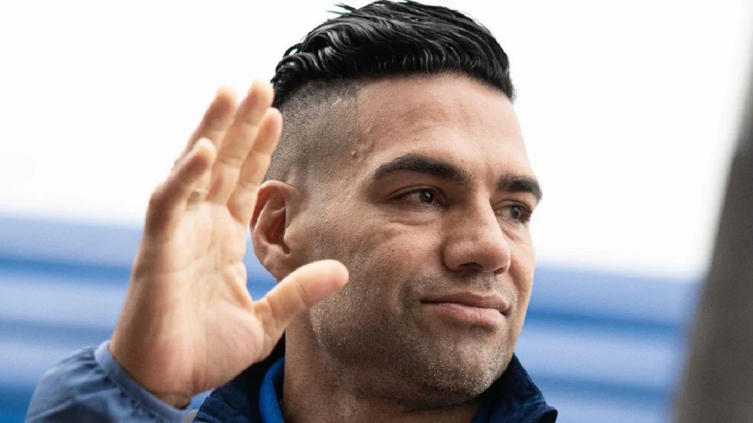 Video: Lesión de Falcao debe ser leve, ya que apareció, caminando, en reunión familiar