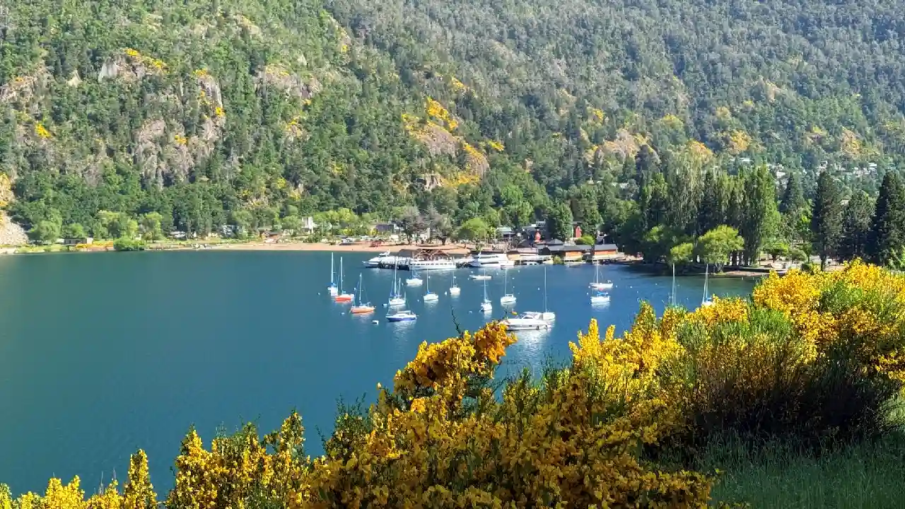 ¿Cómo llegar a Neuquén desde Colombia? Guía de viaje para conocer la Patagonia argentina 1 Neuquén 2026: Esquí, termas y la Ruta de los Siete Lagos en el corazón de Argentina