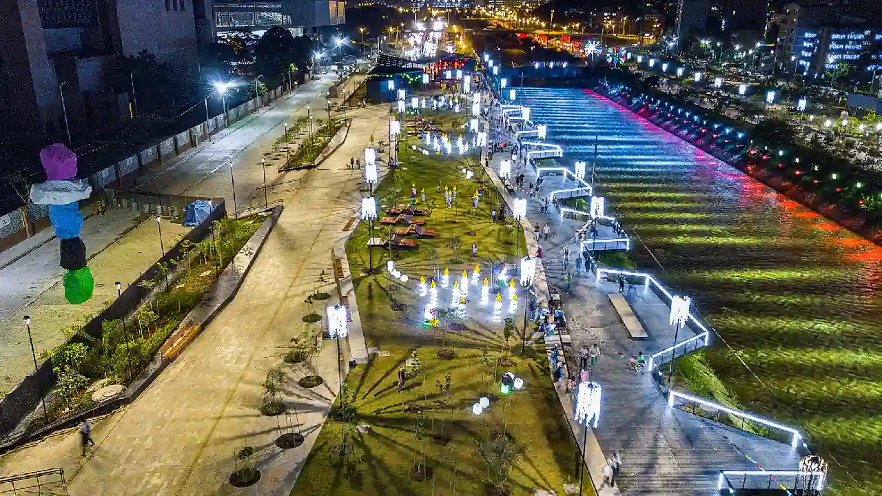 Qué hacer gratis en Medellín este 14 de febrero, San Valentín 2026 3 Paseo nocturno por Parques del Río
