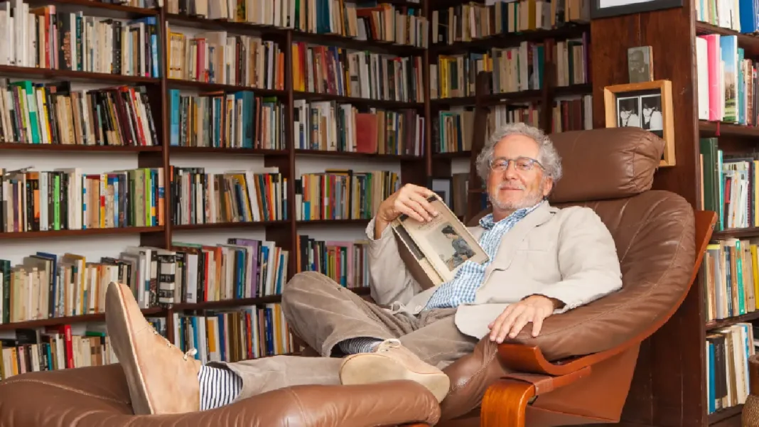 El colombiano Héctor Abad Faciolince llega a la final del Premio AENA