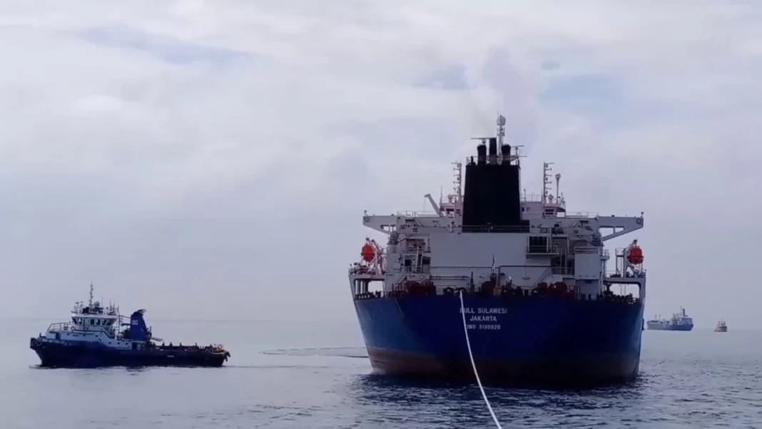 Llega petrolero ruso a Cuba con aval de Trump en medio de crisis energética.