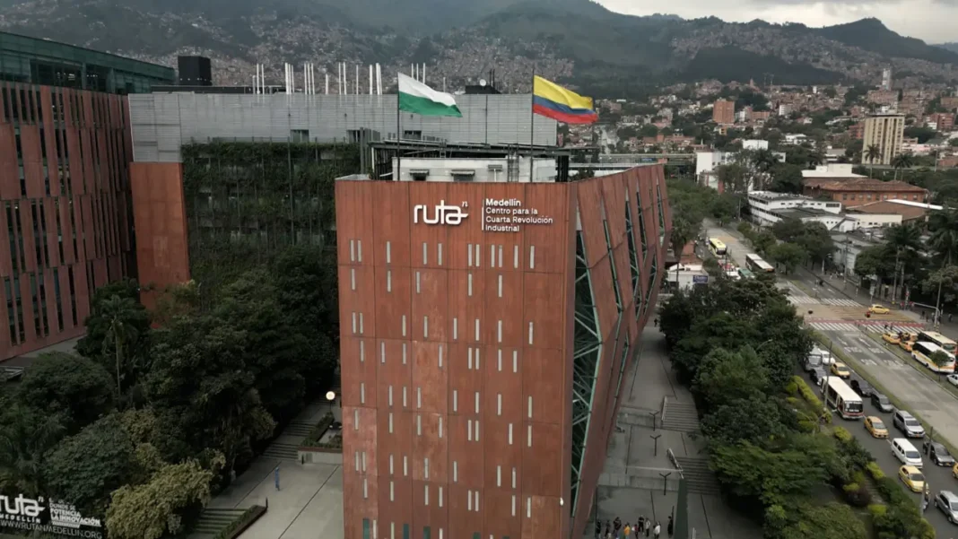 Medellín le apuesta a la inteligencia artificial con 20.000 oportunidades de formación