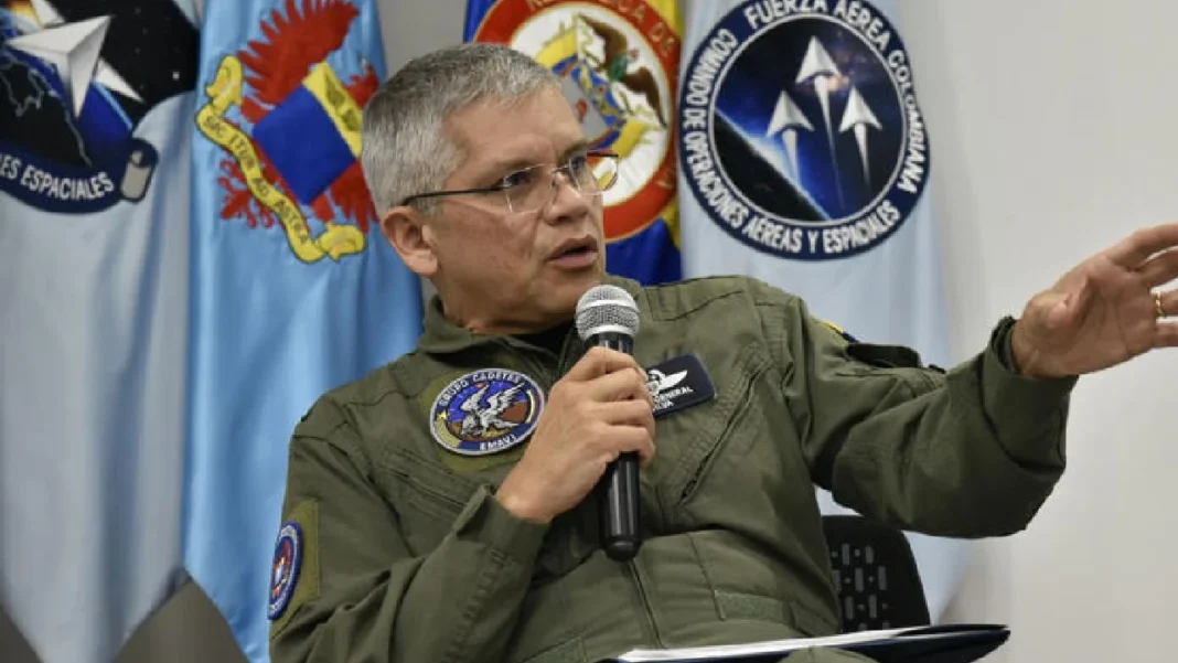 Petro solicitó renuncia del comandante de la Fuerza Aeroespacial tras accidente del avión Hércules.