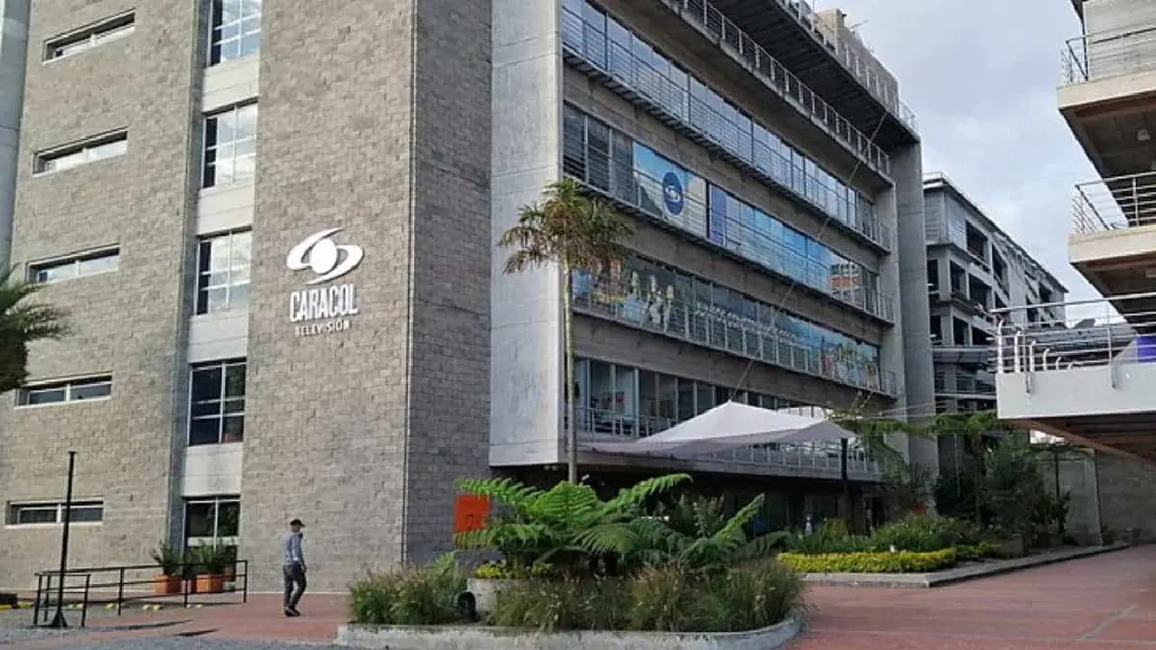 ¿A qué penas se exponen los presentadores según la ley?