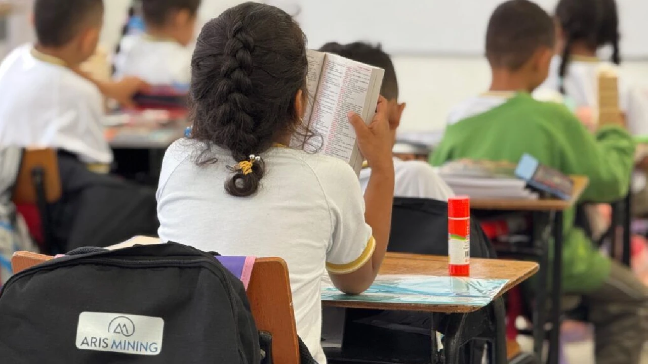 "Maletines del Saber": La estrategia de Aris Mining para transformar la educación en regiones mineras 1 Más de 13 municipios beneficiados: Aris Mining fortalece el regreso a clases en Antioquia, Caldas y Santander