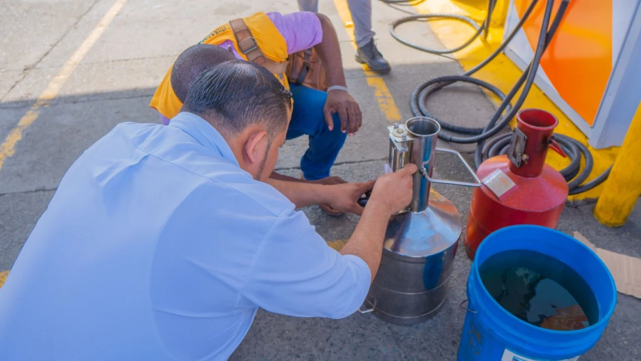 Gasolina en la lupa: Gobierno investiga a 70 estaciones por no bajar el precio de los combustibles