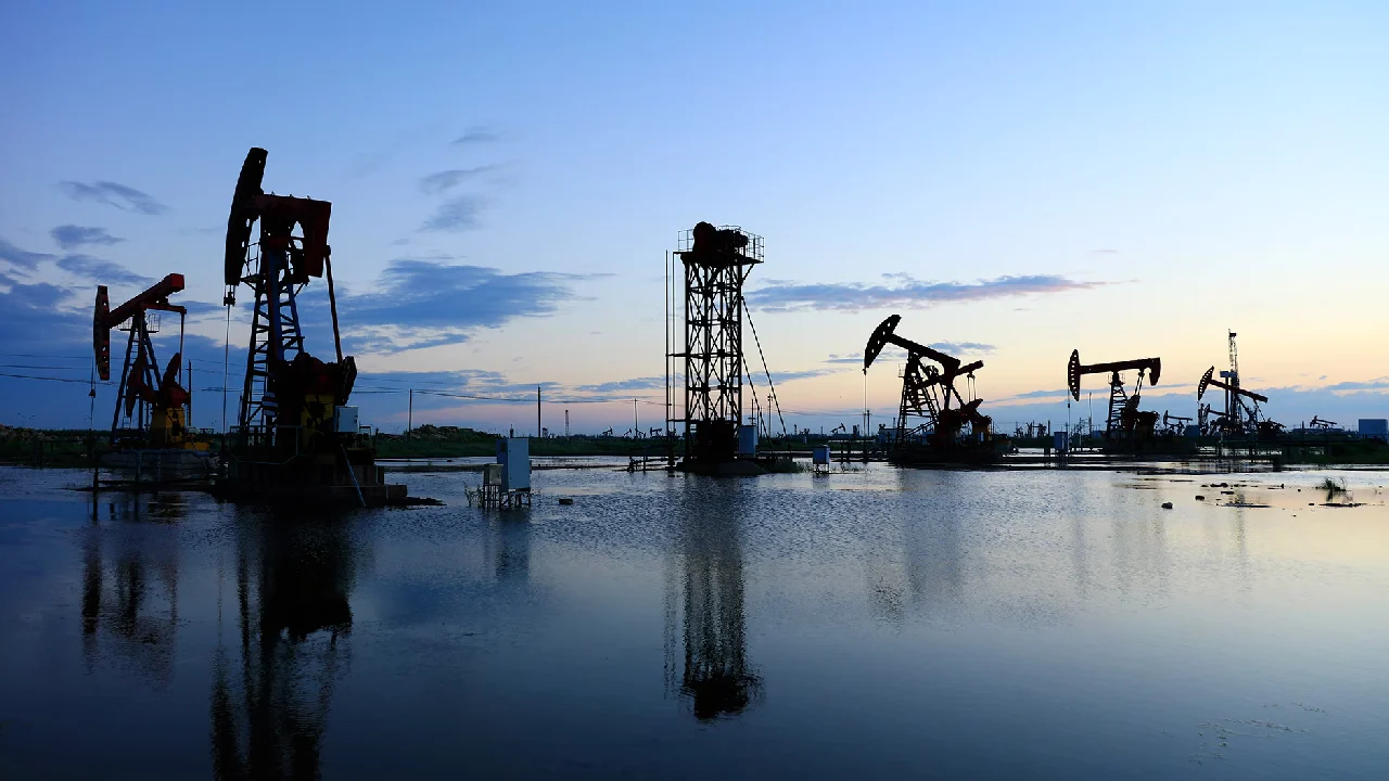 Gasolina en Colombia 2026: El dilema del Gobierno ante la escalada del crudo global