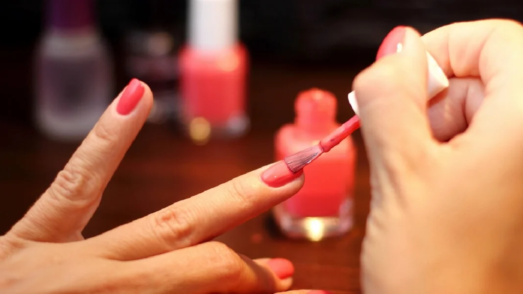 Lista de 136 esmaltes para uñas que INVIMA prohibió en Colombia