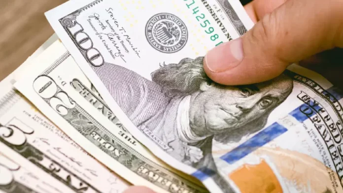 Dólar en Colombia baja y se mantiene en mínimos desde 2021