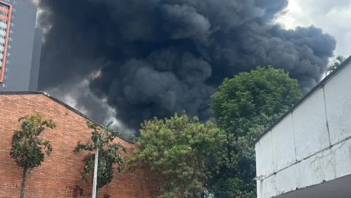 Emergencia en Itagüí: incendio de gran escala en bodega de Coltejer