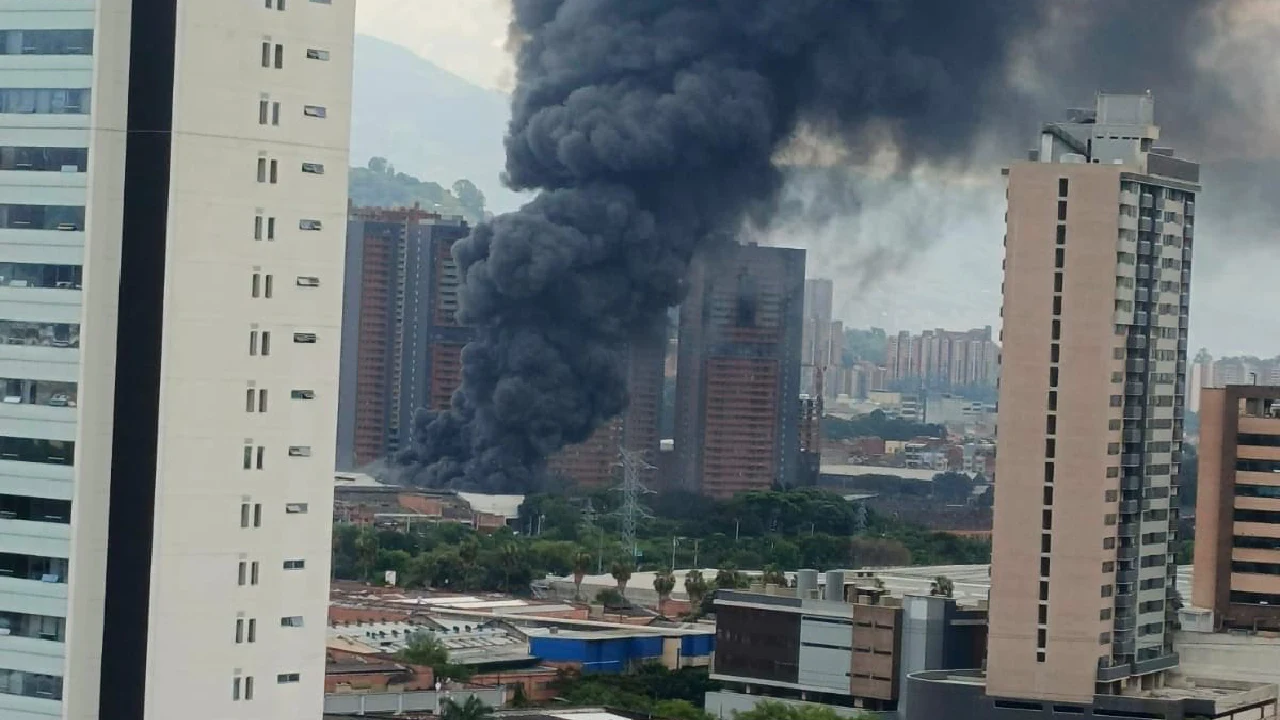 Emergencia en Itagüí: incendio de gran escala en bodega de Coltejer