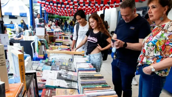 Medellín celebra 20 años de su Feria Popular del Libro con homenaje a libreros y libreras