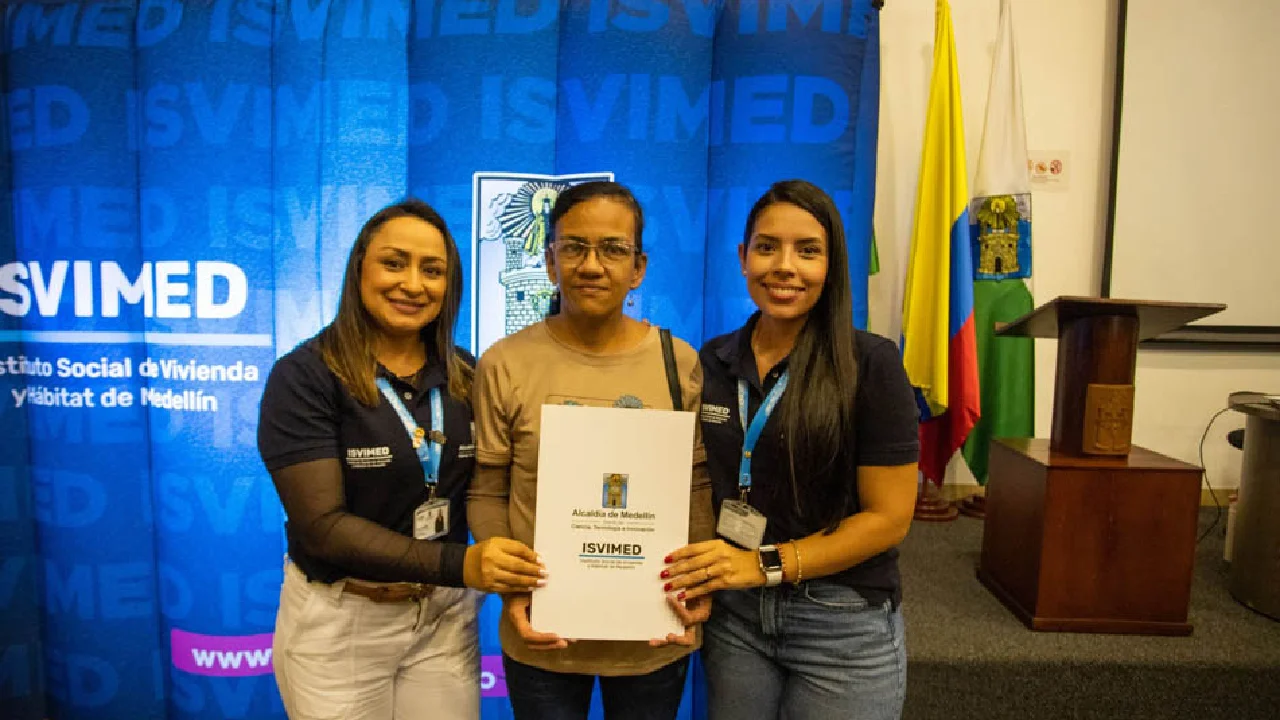 Medellín entrega 1.050 títulos de propiedad: ¿Cómo avanza la entrega de vivienda legal?