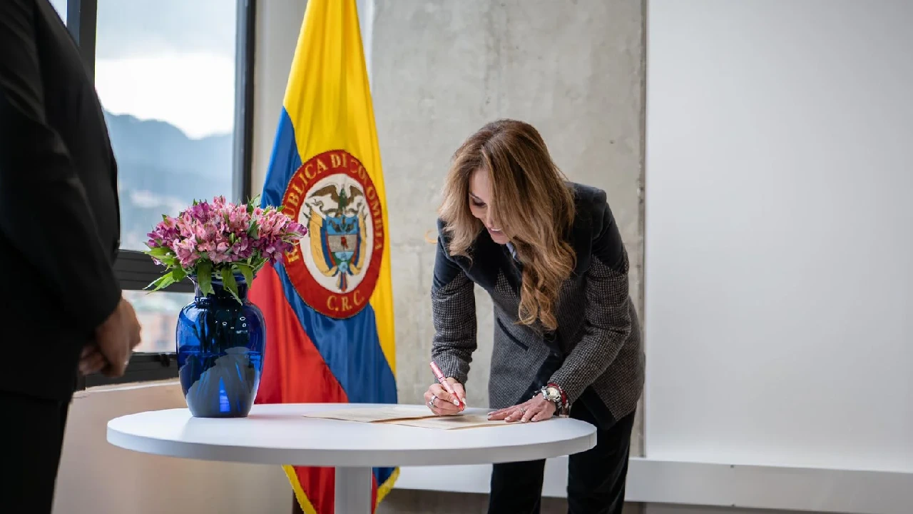Paola Vélez Marroquín asumirá como nueva comisionada de la Sesión de Comunicaciones de la CRC 1 Trayectoria y regulación: El perfil de la nueva comisionada que liderará el mercado de Comunicaciones de la CRC