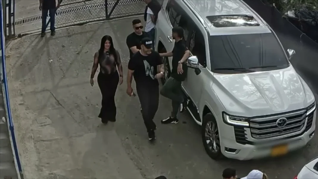 Camioneta oficial del INPEC en medio de escándalo en cárcel de Itagüí