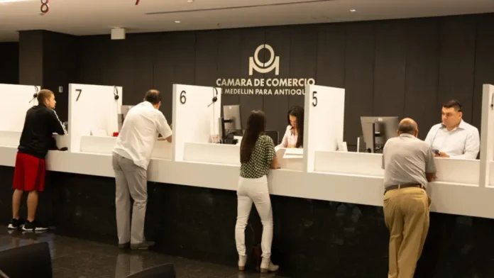 ¿Qué pasa si no se renueva la matrícula mercantil en Antioquia dentro del plazo?
