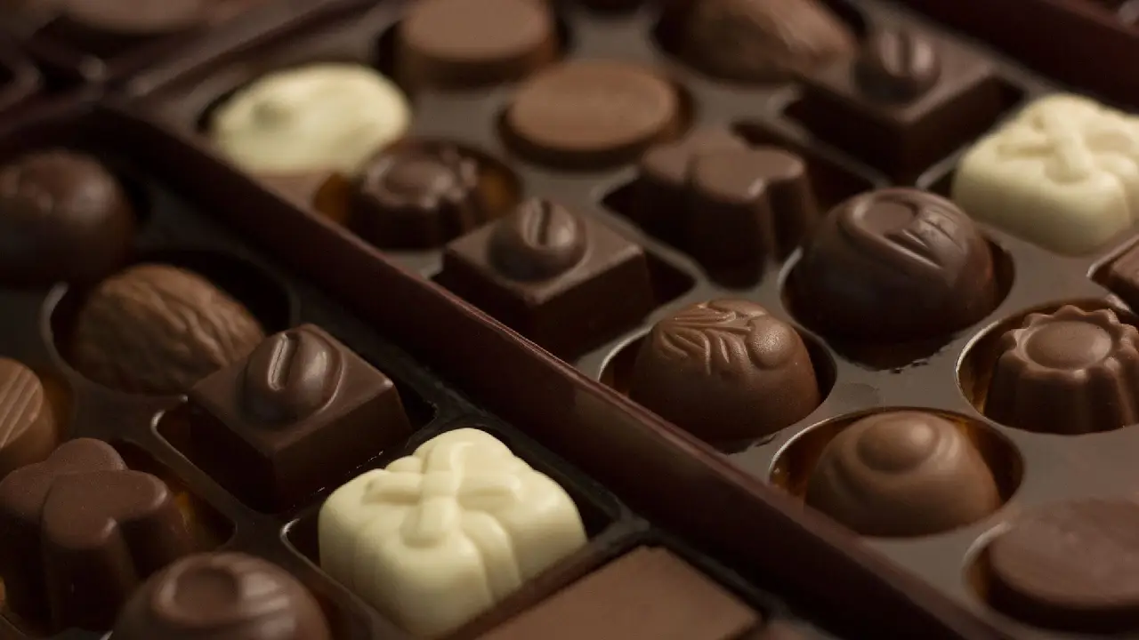 Investigan muerte de cajera en México: habría sufrido derrame cerebral tras consumir chocolate