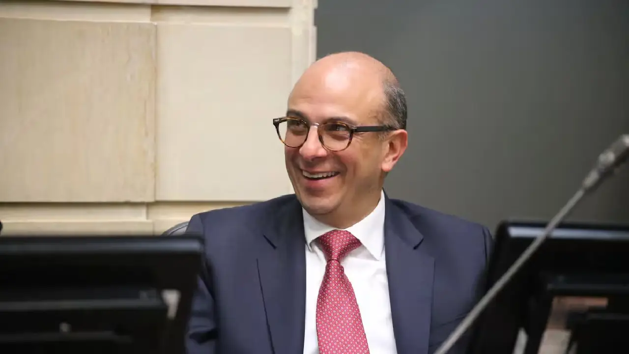 Hoja de Vida de Carlos Camargo Assis, quien tumbó decreto de emergencia de Petro 2 Quién es Carlos Camargo pieza fundamental en el estudio del decreto de emergencia del Gobierno Petro