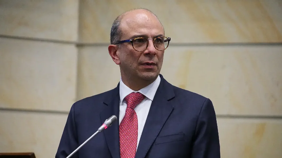 Hoja de Vida de Carlos Camargo Assis, quien tumbó decreto de emergencia de Petro