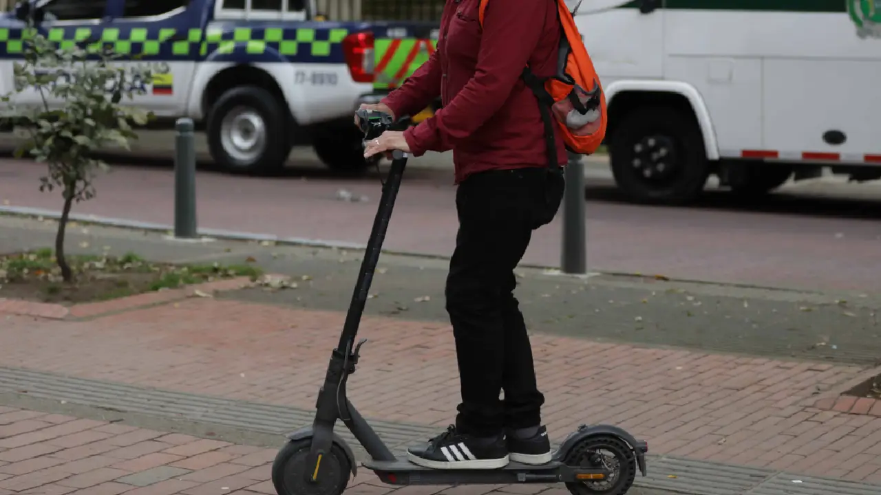 Nueva ley de patinetas eléctricas en Bogotá: requisitos, velocidad y sanciones que debe conocer