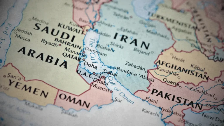 Irán amenaza con cobrar peaje en el Estrecho de Ormuz