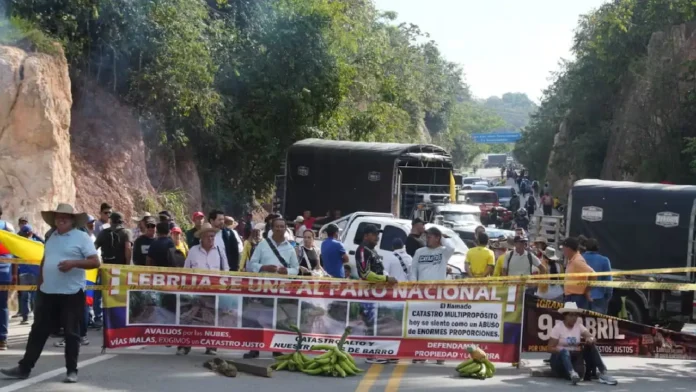 Gremios advierten parálisis total: Bloqueos viales cuestan $25.000 millones cada 24 horas Gremios advierten parálisis total: Bloqueos viales cuestan $25.000 millones cada 24 horas