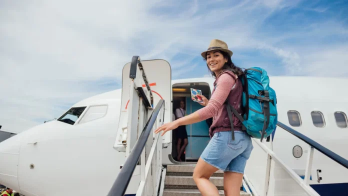 Mujer subiendo a un avión - Cortesía redes sociales