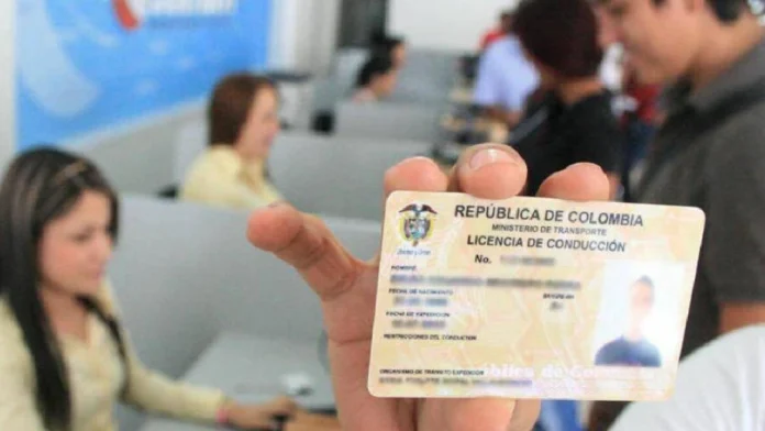 Licencia de conducción en Colombia: El drástico cambio que llega en 2026 con los centros CALE