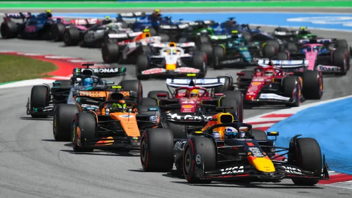 La historia de la Fórmula 1 no se puede contar sin el talento que ha cruzado el Atlántico. Desde los albores del Gran Circo, los pilotos americanos han dejado una huella imborrable en el asfalto, marcando hitos que hoy definen el prestigio automovilístico de sus respectivas naciones. Un reciente análisis de la trayectoria histórica de la competición revela un podio continental liderado con holgura por Estados Unidos, seguido por la inagotable escuela sudamericana. - Con un total de 15 ganadores distintos, Estados Unidos se posiciona como la potencia indiscutible del continente en la máxima categoría. Esta cifra refleja no solo la longevidad del país en el deporte, sino también una época dorada donde figuras de la talla de Mario Andretti o Phil Hill elevaron la bandera de las barras y las estrellas a lo más alto del podio mundial. En la segunda posición, Brasil ratifica su estatus como cuna de leyendas. Con 6 pilotos ganadores, el gigante sudamericano ostenta quizás la relación más emocional con la categoría. Aunque el número de nombres sea menor al estadounidense, la contundencia de sus éxitos y la mística de sus corredores mantienen a Brasil como un referente global de velocidad y técnica. Argentina ocupa el tercer lugar de este escalafón con 3 ganadores. La nación austral fundamenta su legado en una tradición que se remonta a los orígenes mismos de la competición, donde el talento para domar los monoplazas ha permitido que la albiceleste ondee en lo más alto en múltiples ocasiones. En un peldaño compartido, México y Canadá registran 2 ganadores cada uno. Para los aztecas, la vigencia y regularidad de sus representantes en la parrilla moderna ha revitalizado un interés nacional que ya es histórico. Por su parte, la bandera canadiense ha brillado gracias a nombres que se convirtieron en sinónimo de audacia y velocidad pura en los circuitos más exigentes del mundo. Finalmente, el cuadro de honor lo cierran Colombia y Venezuela, naciones que cuentan con un ganador en los registros oficiales de la F1. Estos triunfos, aunque solitarios en la estadística, representan hitos monumentales para sus países. La victoria colombiana, marcada por un estilo agresivo y carismático que cautivó a los aficionados, y el triunfo venezolano son recordatorios de que el talento de la región tiene la capacidad de desafiar el dominio de las escuderías tradicionales y alcanzar la gloria en el Gran Circo. Este panorama estadístico no solo celebra los números, sino que pone de relieve la diversidad y la pasión de una región que, década tras década, sigue aportando protagonistas al deporte más rápido del mundo. Lea también: Nuevo etiquetado en Colombia elevaría costos de producción y precios de alimentos, según ANDI La historia de la Fórmula 1 no se puede contar sin el talento que ha cruzado el Atlántico. Desde los albores del Gran Circo, los pilotos americanos han dejado una huella imborrable en el asfalto, marcando hitos que hoy definen el prestigio automovilístico de sus respectivas naciones. Un reciente análisis de la trayectoria histórica de la competición revela un podio continental liderado con holgura por Estados Unidos, seguido por la inagotable escuela sudamericana. - Con un total de 15 ganadores distintos, Estados Unidos se posiciona como la potencia indiscutible del continente en la máxima categoría. Esta cifra refleja no solo la longevidad del país en el deporte, sino también una época dorada donde figuras de la talla de Mario Andretti o Phil Hill elevaron la bandera de las barras y las estrellas a lo más alto del podio mundial. En la segunda posición, Brasil ratifica su estatus como cuna de leyendas. Con 6 pilotos ganadores, el gigante sudamericano ostenta quizás la relación más emocional con la categoría. Aunque el número de nombres sea menor al estadounidense, la contundencia de sus éxitos y la mística de sus corredores mantienen a Brasil como un referente global de velocidad y técnica. Argentina ocupa el tercer lugar de este escalafón con 3 ganadores. La nación austral fundamenta su legado en una tradición que se remonta a los orígenes mismos de la competición, donde el talento para domar los monoplazas ha permitido que la albiceleste ondee en lo más alto en múltiples ocasiones. En un peldaño compartido, México y Canadá registran 2 ganadores cada uno. Para los aztecas, la vigencia y regularidad de sus representantes en la parrilla moderna ha revitalizado un interés nacional que ya es histórico. Por su parte, la bandera canadiense ha brillado gracias a nombres que se convirtieron en sinónimo de audacia y velocidad pura en los circuitos más exigentes del mundo. Finalmente, el cuadro de honor lo cierran Colombia y Venezuela, naciones que cuentan con un ganador en los registros oficiales de la F1. Estos triunfos, aunque solitarios en la estadística, representan hitos monumentales para sus países. La victoria colombiana, marcada por un estilo agresivo y carismático que cautivó a los aficionados, y el triunfo venezolano son recordatorios de que el talento de la región tiene la capacidad de desafiar el dominio de las escuderías tradicionales y alcanzar la gloria en el Gran Circo. Este panorama estadístico no solo celebra los números, sino que pone de relieve la diversidad y la pasión de una región que, década tras década, sigue aportando protagonistas al deporte más rápido del mundo. Lea también: Nuevo etiquetado en Colombia elevaría costos de producción y precios de alimentos, según ANDI