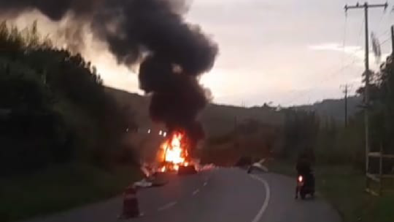 Nuevo atentado en la vía Panamericana: Vehículo bomba explota en Santander de Quilichao