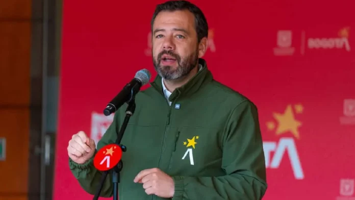 Radican firmas para revocar al alcalde Galán: Este viernes inicia el pulso por el mando de Bogotá Radican firmas para revocar al alcalde Galán: Este viernes inicia el pulso por el mando de Bogotá