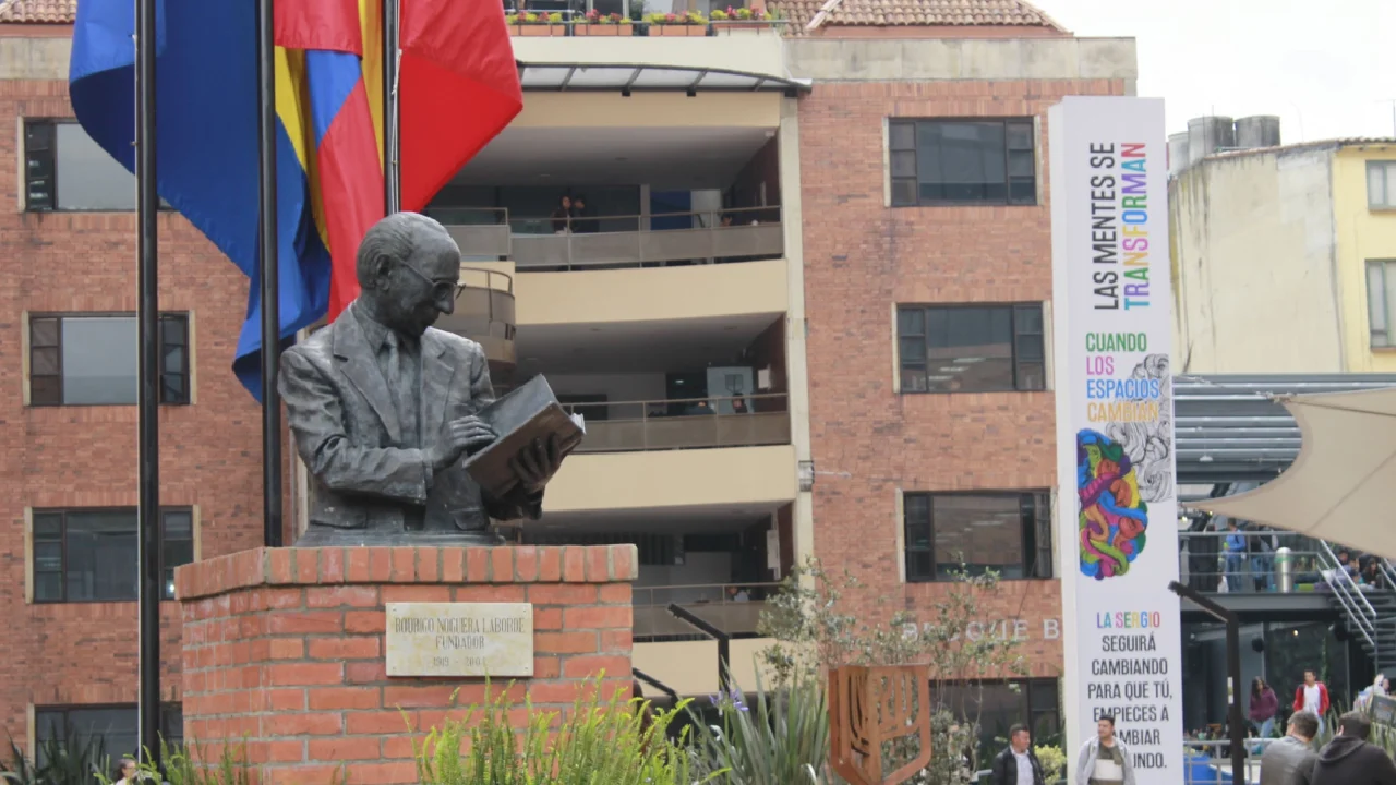 Luto en la Sergio Arboleda: Fallece mujer tras caer de un sexto piso